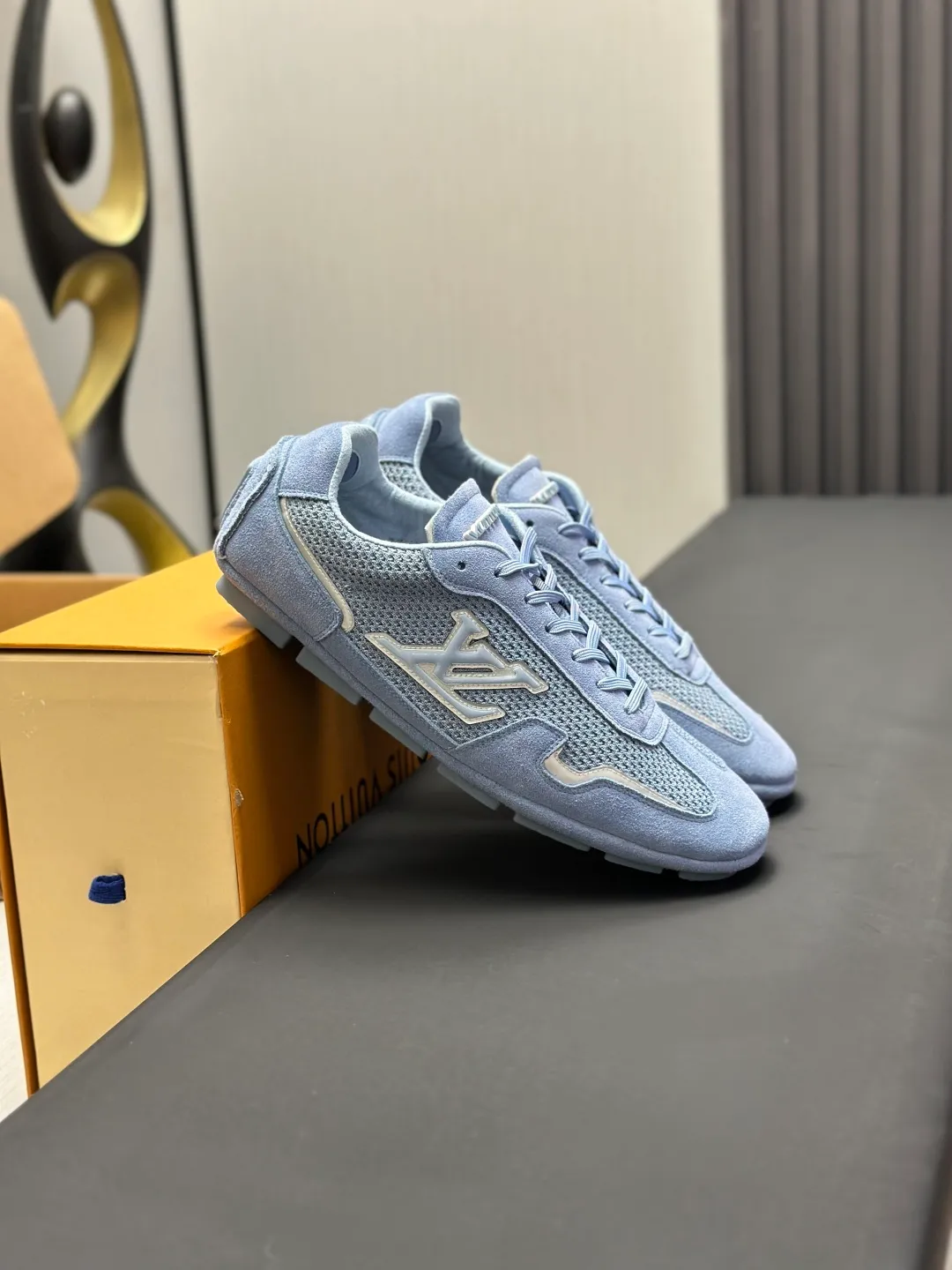 👟👟Ex-factory price 680👟👟 (Top version fully packaged) LV Louis Vuitton L Family Donkey Brand Latest Rally Series Mesh Casual Sports Shoes Doudou Shoes Original purchase, development and production This LV Rally sports shoe is made of suede cow leather and mesh fabric, and a rubber pad outsole is incorporated into the driving shoe configuration, making it a modern choice that is both comfortable and light. The LV letters on the side, the handwritten Louis Vuitton logo on the rear, and the Vuitton logo on the tongue and outsole jointly brand the brand mark. Exquisite packaging at the delivery counter🛍📦 ▪️Fabric: Original customized imported mesh + cowhide ▪️Inner lining: Original customized breathable mesh lining ▪️Outsole: Original molded anti-slip rubber material ▪️Sole thickness: 2CM ▪️Size: Men's 39-45